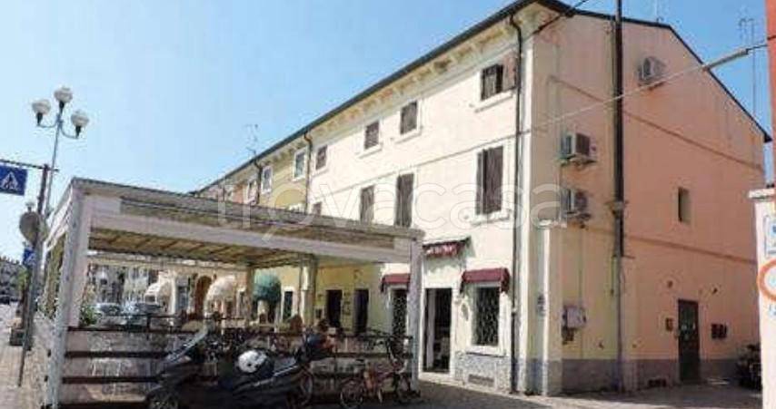 negozio in vendita a San Giovanni Lupatoto in zona Raldon