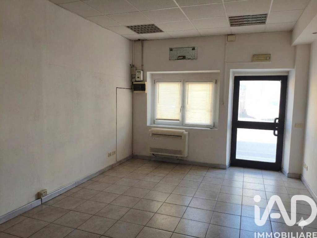 negozio in vendita a San Giovanni Lupatoto in zona Pozzo
