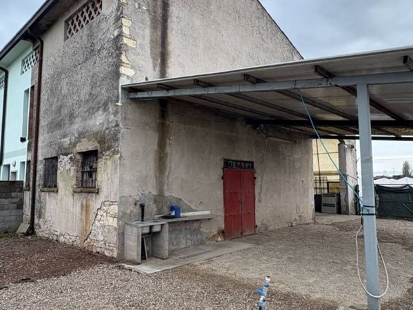 locale commerciale in vendita a San Giovanni Lupatoto in zona Raldon