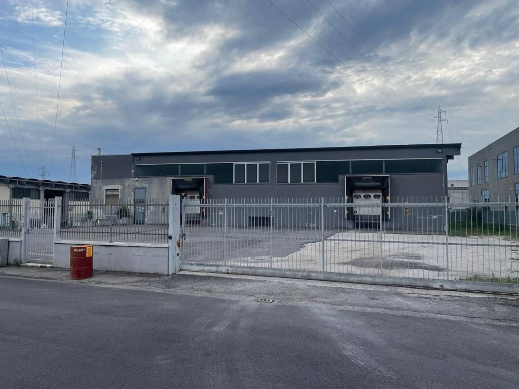 locale commerciale in vendita a San Giovanni Lupatoto