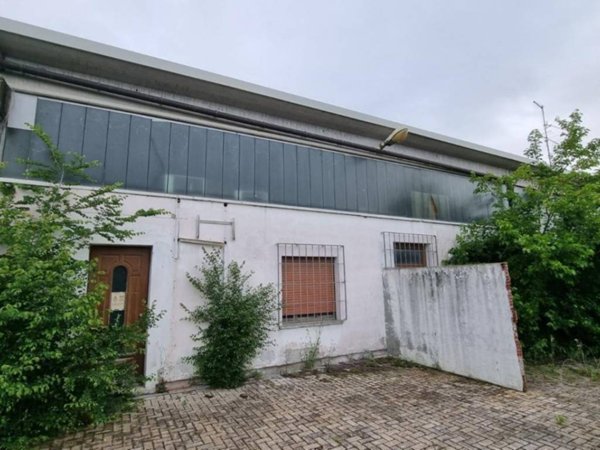 locale commerciale in vendita a San Giovanni Lupatoto