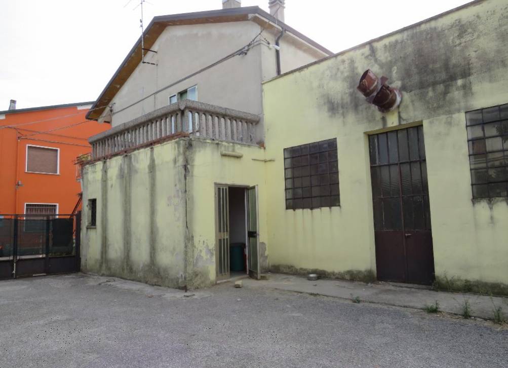 locale di sgombero in vendita a Sanguinetto