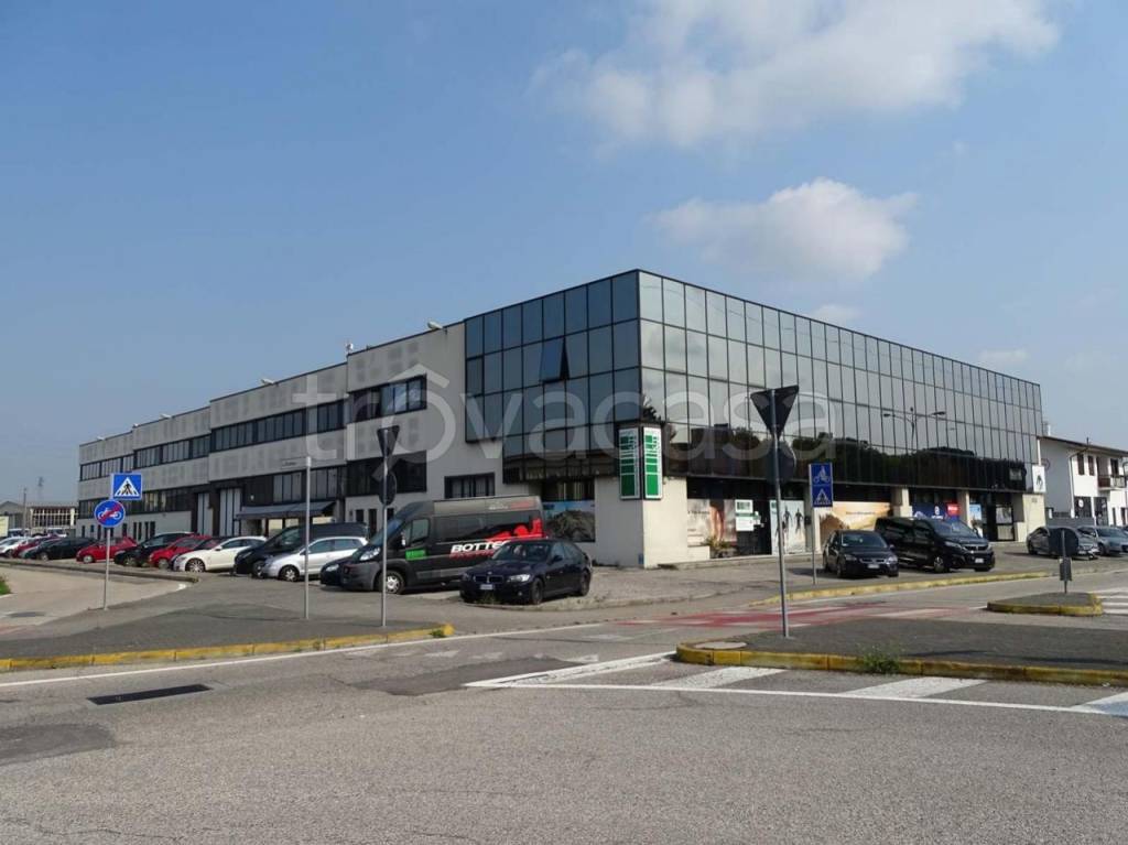 locale commerciale in vendita a San Martino Buon Albergo