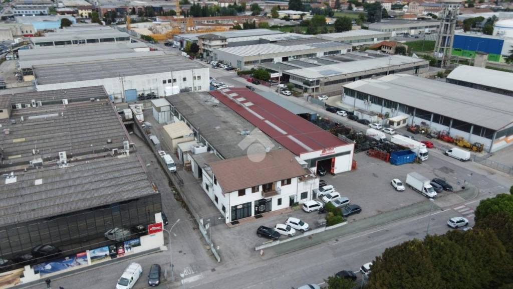 locale commerciale in vendita a San Martino Buon Albergo