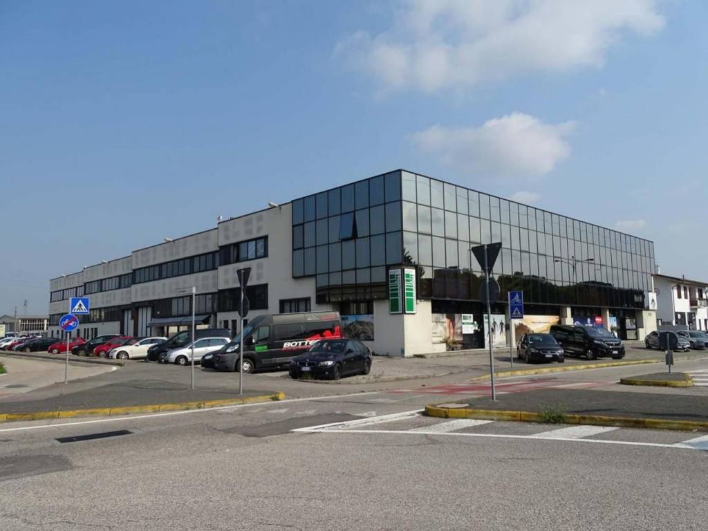 locale commerciale in vendita a San Martino Buon Albergo