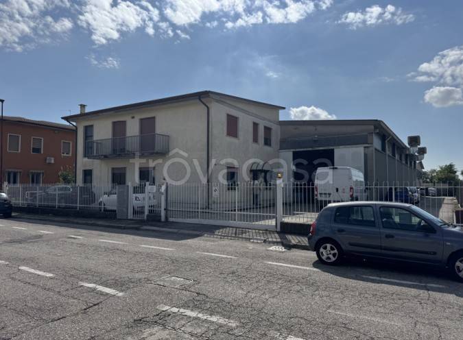 locale commerciale in vendita a San Martino Buon Albergo