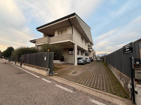 locale commerciale in vendita a San Martino Buon Albergo