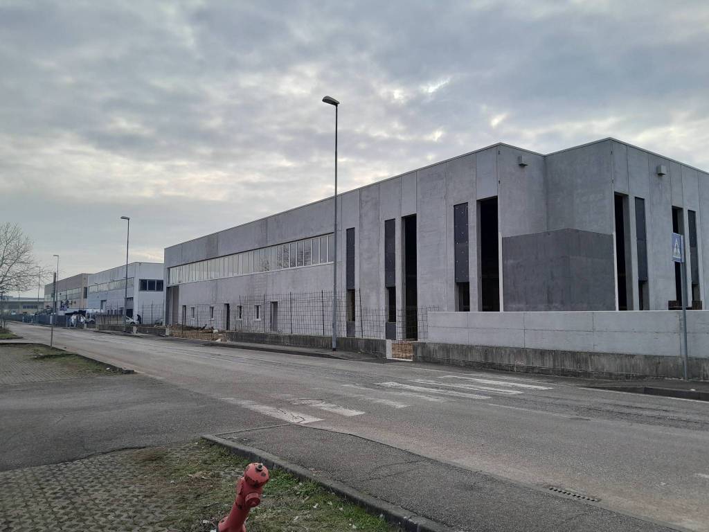 locale commerciale in vendita a San Martino Buon Albergo