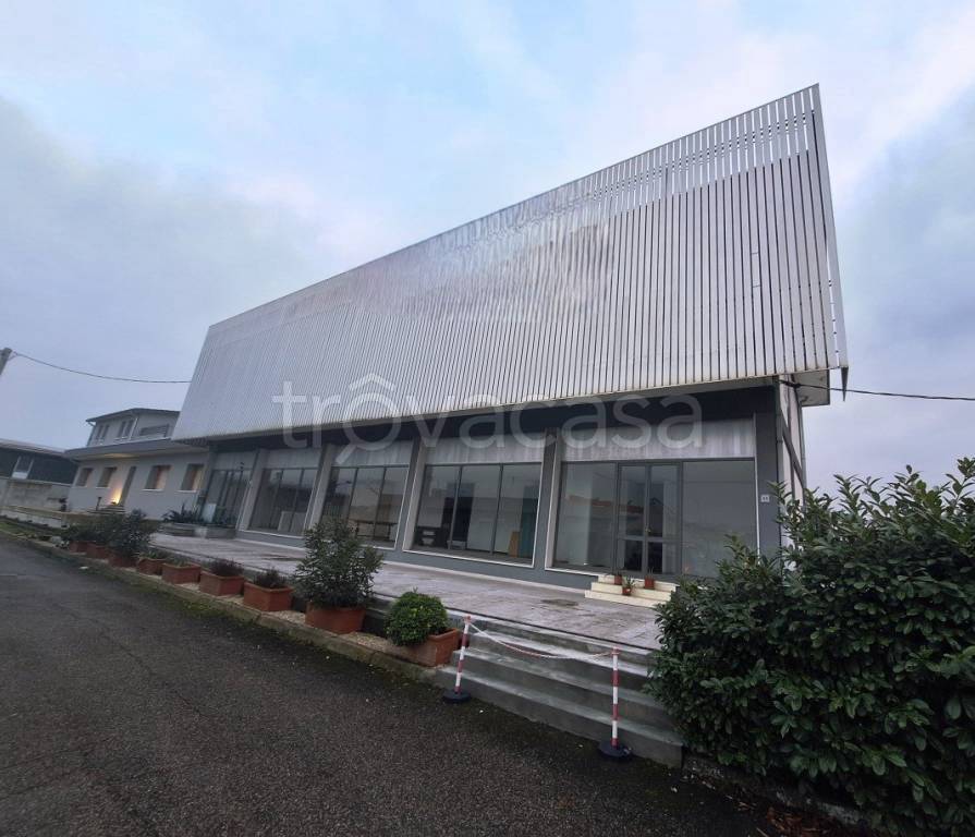 locale commerciale in vendita a San Martino Buon Albergo