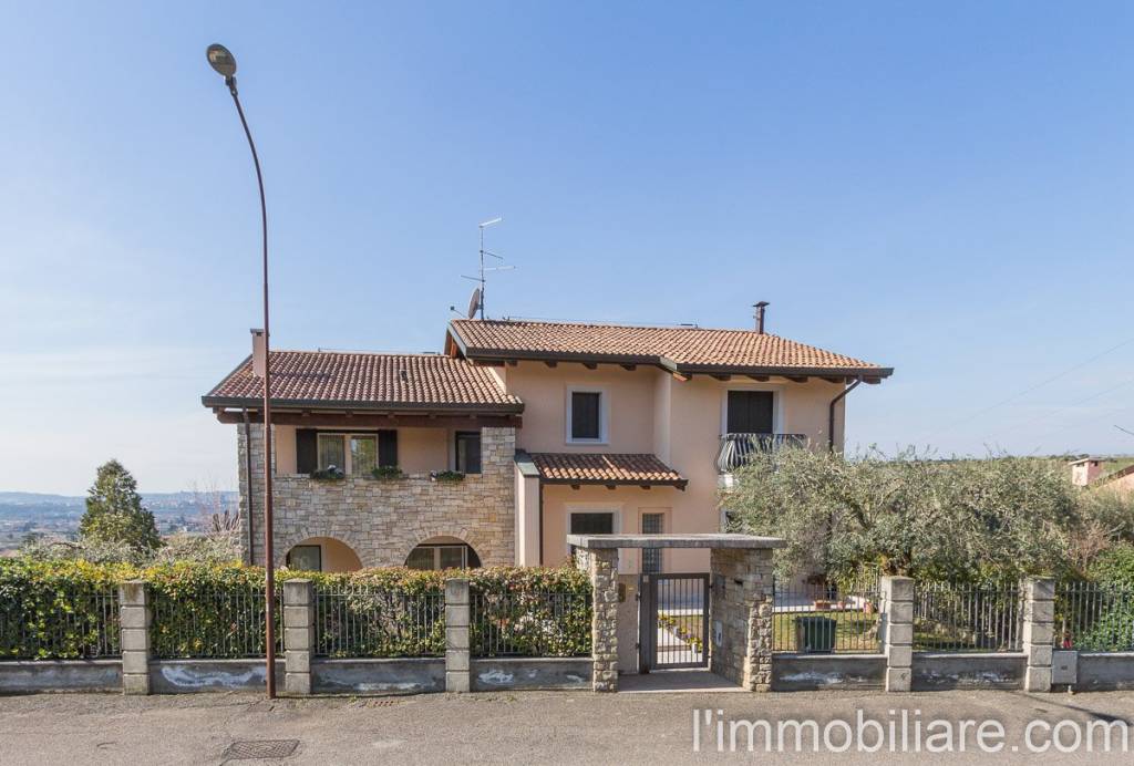 casa indipendente in vendita a San Pietro in Cariano in zona Corrubbio