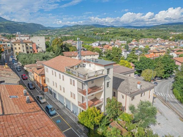 intera palazzina in vendita a San Pietro in Cariano in zona Bure