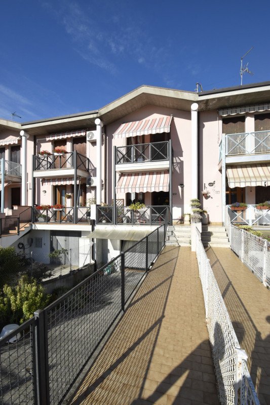 casa indipendente in vendita a San Pietro in Cariano in zona Corrubbio