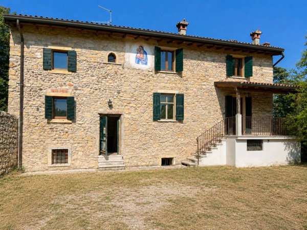 casa indipendente in vendita a San Pietro in Cariano in zona Corrubbio