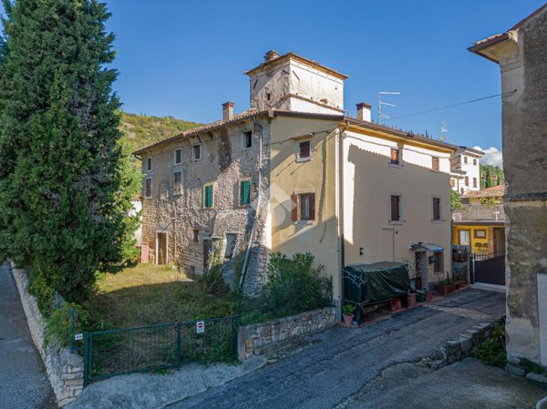 casa semindipendente a Sant'Ambrogio di Valpolicella in zona Gargagnago