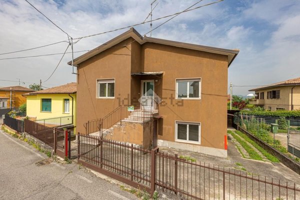 casa indipendente in vendita a Sant'Ambrogio di Valpolicella in zona Domegliara