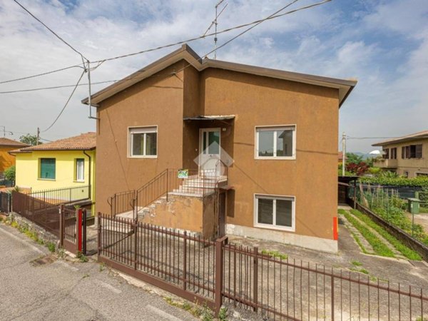 casa indipendente in vendita a Sant'Ambrogio di Valpolicella in zona Domegliara