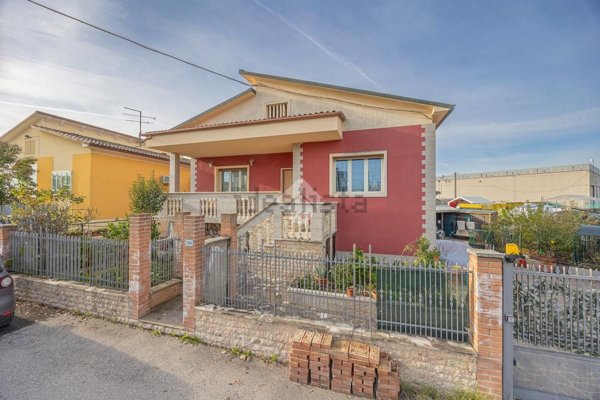 casa indipendente in vendita a Sant'Ambrogio di Valpolicella in zona Domegliara
