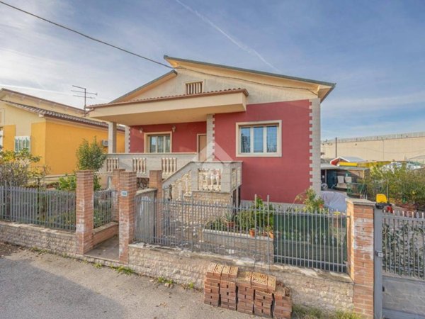 casa indipendente in vendita a Sant'Ambrogio di Valpolicella in zona Domegliara