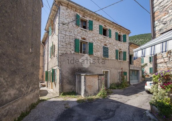 esavano in vendita a Sant'Ambrogio di Valpolicella in zona Monte