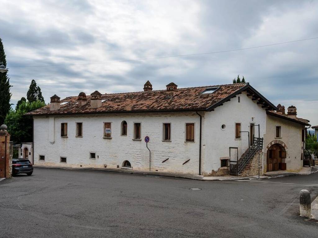casa indipendente in vendita a Sant'Ambrogio di Valpolicella in zona Gargagnago