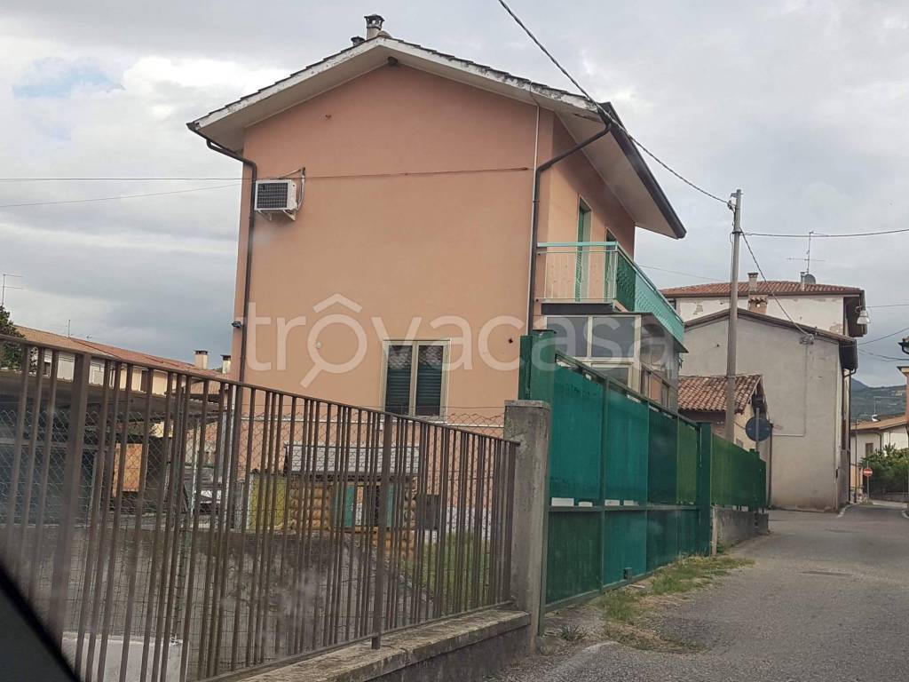 casa indipendente in vendita a Sant'Ambrogio di Valpolicella in zona Domegliara