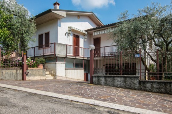 casa indipendente in vendita a Sant'Ambrogio di Valpolicella in zona Gargagnago