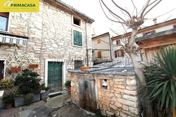 casa indipendente in vendita a Sant'Ambrogio di Valpolicella in zona Monte