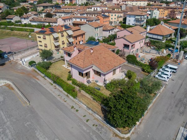 casa indipendente in vendita a Sant'Ambrogio di Valpolicella in zona Domegliara