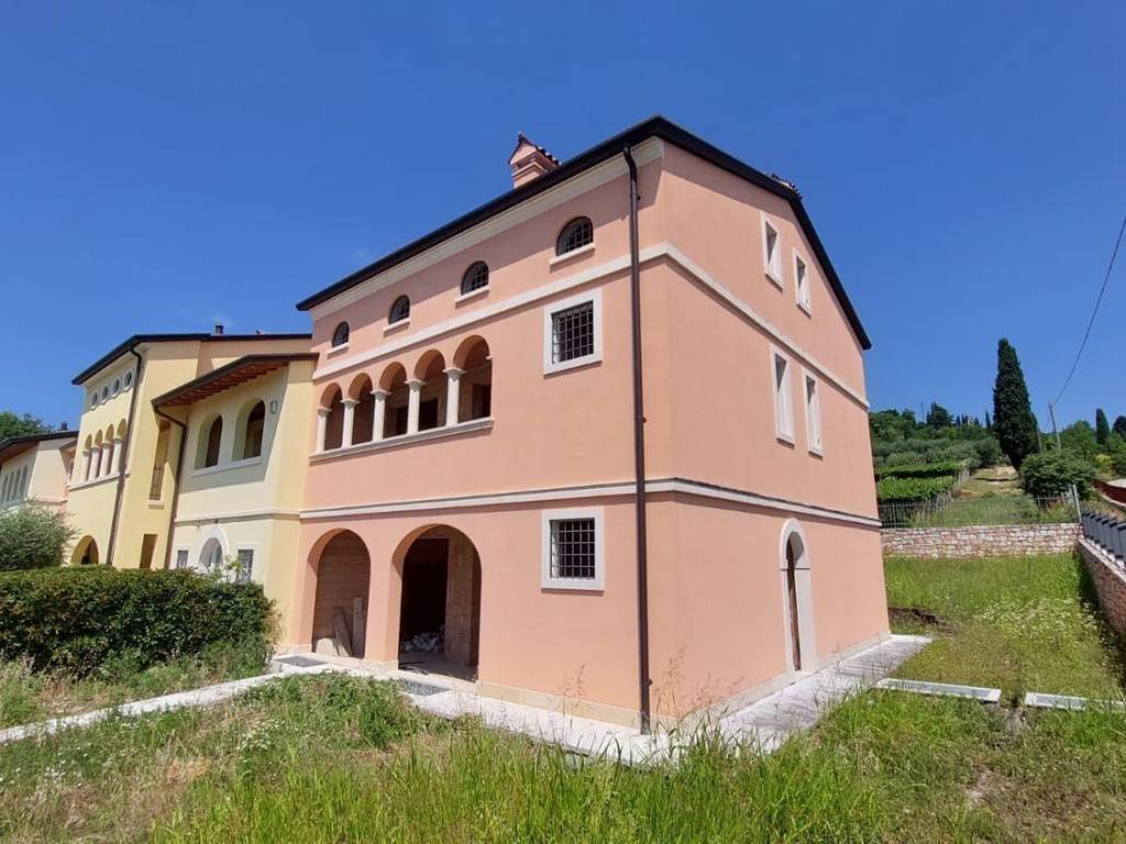 casa indipendente in vendita a Sant'Ambrogio di Valpolicella