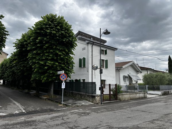 casa indipendente in vendita a Sant'Ambrogio di Valpolicella in zona Domegliara