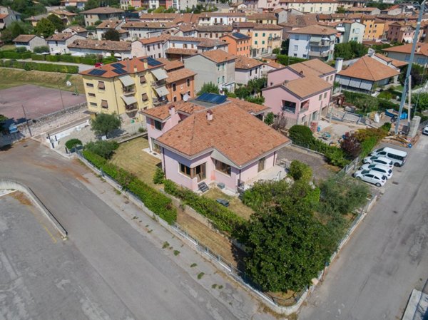 casa indipendente in vendita a Sant'Ambrogio di Valpolicella in zona Domegliara