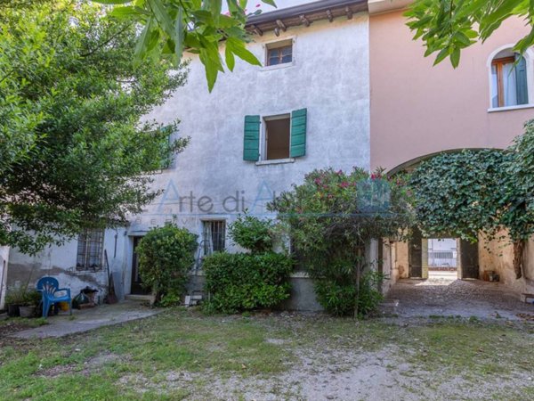 casa indipendente in vendita a Sant'Ambrogio di Valpolicella in zona Domegliara