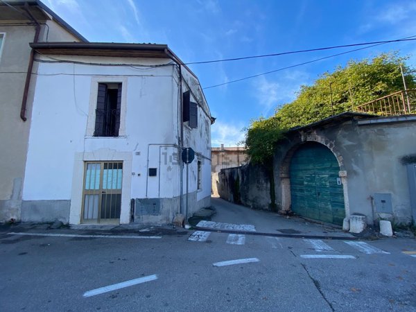 casa indipendente in vendita a Sant'Ambrogio di Valpolicella in zona Domegliara