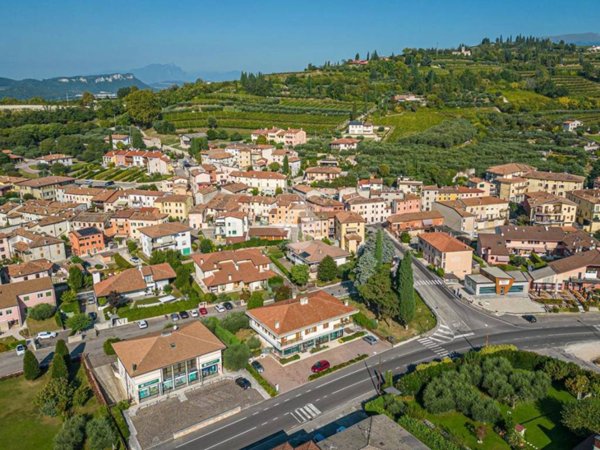 casa indipendente in vendita a Sant'Ambrogio di Valpolicella in zona Domegliara