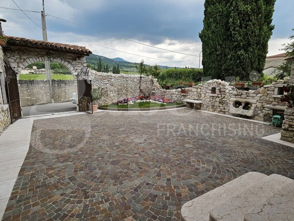 casa indipendente in vendita a Sant'Ambrogio di Valpolicella in zona Gargagnago