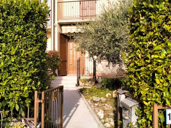 casa indipendente in vendita a Sant'Ambrogio di Valpolicella in zona Ponton