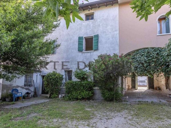 casa indipendente in vendita a Sant'Ambrogio di Valpolicella in zona Domegliara