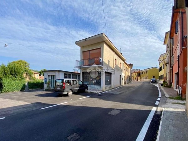 negozio in vendita a Sant'Ambrogio di Valpolicella in zona Ponton