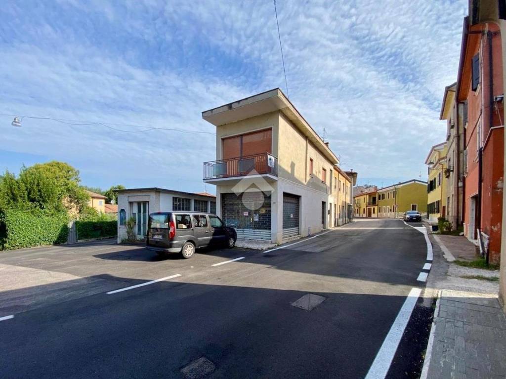 negozio in vendita a Sant'Ambrogio di Valpolicella in zona Ponton