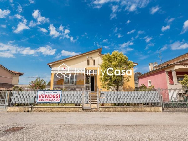 casa indipendente in vendita a Sant'Ambrogio di Valpolicella in zona Domegliara