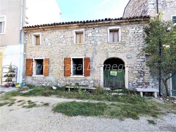 casa indipendente in vendita a Sant'Ambrogio di Valpolicella in zona Monte