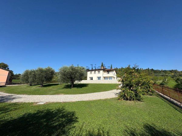 casa indipendente in vendita a Sant'Ambrogio di Valpolicella in zona Domegliara