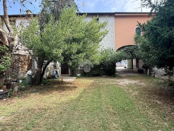 casa indipendente in vendita a Sant'Ambrogio di Valpolicella in zona Domegliara