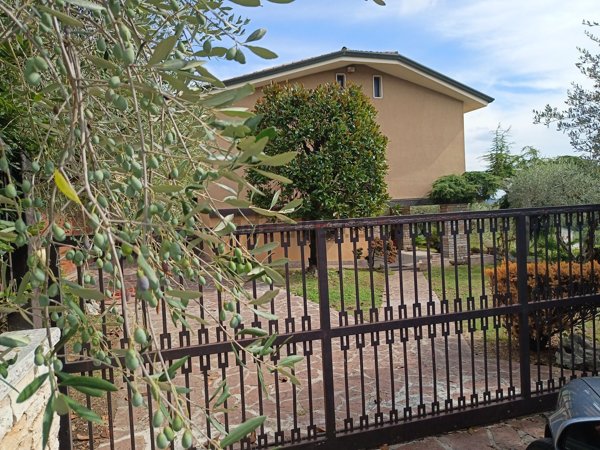casa indipendente in vendita a Sant'Ambrogio di Valpolicella in zona Domegliara