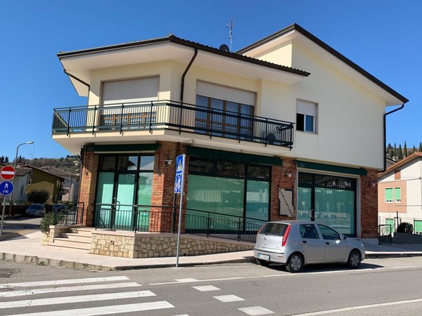 locale commerciale in vendita a Sant'Ambrogio di Valpolicella