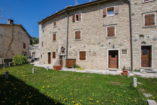 appartamento in vendita a Sant'Anna d'Alfaedo in zona Fosse