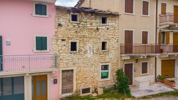 appartamento in vendita a Sant'Anna d'Alfaedo in zona Giare