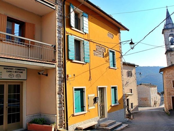 casa indipendente in vendita a Sant'Anna d'Alfaedo in zona Giare