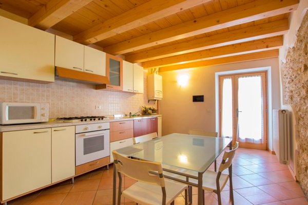 casa semindipendente in vendita a Sant'Anna d'Alfaedo in zona Fosse