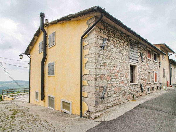 casa indipendente in vendita a Sant'Anna d'Alfaedo in zona Fosse